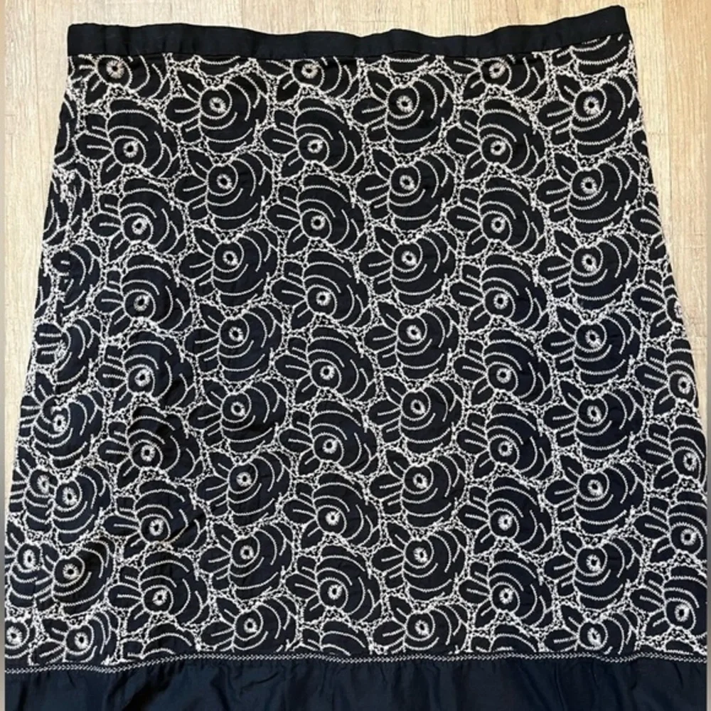 Max Studio Black Skirt With White Embroidery Size 10 100% Cotton - Picture 2 of 10